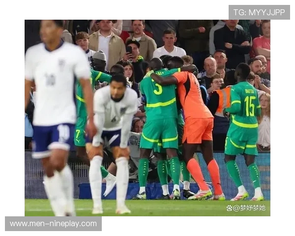 足球球星因恶劣犯规断腿重伤令人痛心 世界足坛为之震惊