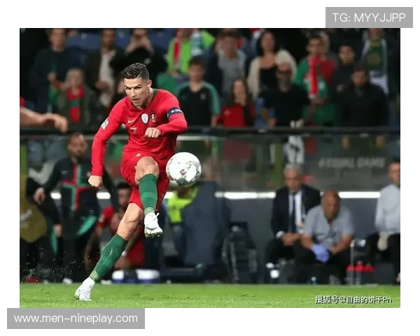 足球球星爆发怒火场上失控瞬间 球迷与队友的反应令人震惊